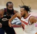 James Harden (izq.) en un partido de los NBA Playoffs 2026.