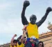 La escena se produjo mientras miles de personas acompañaban la celebración en las famosas escaleras del Museo de Arte de Filadelfia.