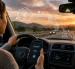 Entre el volante y el destino, las ideas encuentran un nuevo copiloto. La inteligencia artificial ya no solo responde preguntas: también acompaña procesos de pensamiento.