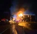 Un camión se volcó y luego se incendió en la vía Guayaquil - Santa Elena.