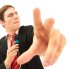 El creador de contenido aparece con micrófono en mano, en una imagen que refleja el estilo directo y performático que marcó su presencia en redes sociales.