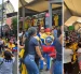 La Bahía, en el centro de Guayaquil, se llenó de camisetas amarillas, banderas y aficionados que aprovecharon las últimas horas antes del debut de Ecuador para comprar artículos de la Tri.