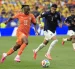 Piero Hincapié intenta contener el avance de Yan Diomandé durante el partido entre Ecuador y Costa de Marfil en el Mundial 2026 disputado en Filadelfia.