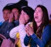 Aficionados de Ecuador reaccionan durante la transmisión del partido entre Costa de Marfil y Ecuador.