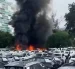 Dos helicópteros colisionaron en el aire y se precipitaron sobre el estacionamiento de una concesionaria de autos eléctricos.