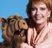 Anne Schedeen junto al personaje ALF, en una de las imágenes icónicas de la serie.