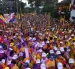 Simpatizantes se concentran con banderas y consignas en apoyo a la campaña, en medio del anuncio de alto el fuego del ELN para la segunda vuelta presidencial en Colombia.