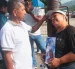 Los familiares de las víctimas del siniestro vial portaban sus fotografías afuera del centro forense.