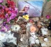 Velas, flores y mensajes de despedida acompañan los homenajes a Monika Silva en Santa Elena.