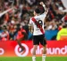 Kendry Páez saluda a la afición de River Plate durante un partido del conjunto argentino.