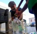 Personas se abastecen de agua tras la interrupción del servicio este lunes, en San Juan (Puerto Rico).