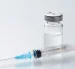Referencial. Jeringa y vial utilizados en investigaciones médicas, en el marco del desarrollo de vacunas universales para prevenir futuras pandemias.