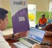 Una mujer de la tercera edad pide información sobre la devolución del IVA.