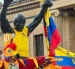 La estatua de Rocky con la bandera y camiseta de Ecuador.