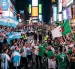 Referencial.Hinchas de Argentina y Argelia se concentran en Times Square, en la previa del debut mundialista.