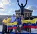 Carlos Chávez posa junto a su padre y varios amigos ecuatorianos en las escalinatas de Rocky, uno de los puntos de encuentro de la hinchada tricolor en Filadelfia. El grupo viajó desde Miami para acompañar a la Selección de Ecuador en el Mundial 2026.