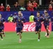 Los jugadores españoles salen a calentar en el Estadio Atlanta.