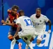 El delantero de España Lamine Yamal ante los jugadores de Cabo Verde Willy Semedo y Sidny Cabral durante el partido del grupo H del Mundial de 2026.