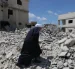 Un hombre que ha regresado a su pueblo camina sobre los escombros de un edificio destruido tras un ataque israelí en el sur del Líbano, el 15 de junio de 2026.