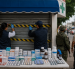 Imagen generada por IA en torno al control de Arcsa que deja una farmacia clausurada.