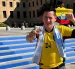 Gigio Benavides celebra en Estados Unidos con la camiseta amarilla y una bufanda celeste como recuerdo del Mundial.