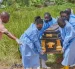 El ataúd de una víctima del ébola es llevado a una tumba en Rwanpara, Ituri, República Democrática del Congo, el 9 de junio de 2026.
