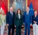 La exvicepresidenta demócrata Kamala Harris (c), posa junto al presidente austríaco, Alexander Van der Bellen (3d) y el actor y exgobernador republicano de California Arnold Schwarzenegger (i).