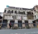 Casa Tola. La vivienda ha tenido varios episodios de colapsos parciales. Desde la calle se observa el interior de la estructura.