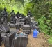 Lagentes localizaron un centro de acopio temporal donde se hallaron 50 bultos con cientos de paquetes rectangulares de cocaína.