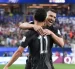 Elijah Just (c-adelante) y Tim Payne de Nueva Zelanda celebran un gol este lunes, durante un partido del grupo G.