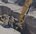 Una excavadora destruyendo un puente clandestino en una zanja de la frontera norte este martes, en Colchane (Chile).