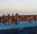 Un barco con migrantes en aguas cercanas a la isla italiana de Lampedusa.