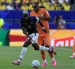 Enner Valencia intenta avanzar ante la marca de Yan Diomande durante el debut de Ecuador frente a Costa de Marfil en el Mundial 2026.