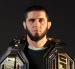 Islam Makhachev posa con los cinturones de campeón de Peso Ligero y Peso Welter de la UFC.