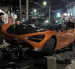 El McLaren terminó sobre la vereda tras impactar una barrera de concreto en el norte de Quito; el vehículo sufrió daños.