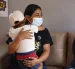 Adriana dejó de trabajar para dedicarse a su hijo. También debe ser su maestra, pues él no  puede ir a la escuela.