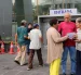 Adultos mayores en el exterior del edificio del Servicio de Rentas Internas, en Guayaquil.