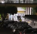 Seis mujeres, familiares de la víctima del ataque armado en el aeropuerto de Guayaquil, permanecían en la zona de arribos mientras la Policía recababa información del caso.