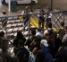 Pasajeros consultan información de vuelos dentro de la terminal, que continúa operativa pese a la emergencia registrada en el exterior.