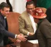 El presidente de Bolivia, Rodrigo Paz, estrecha la mano del dirigente de la Central Obrera Boliviana (COB), Mario Argollo,en el Banco Central en La Paz (Bolivia).