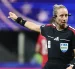 La árbitra Tori Penso hace indicaciones durante el partido de la fase de grupos de la Copa Mundial de la FIFA 2026 entre República Checa y Sudáfrica.