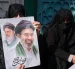 Un mujer porta una pancarta con la imagen del nuevo líder supremo de Irán, Mojtaba Jameneí, en la plaza Enghelab de Teherán.