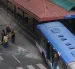 El bus impactó contra la parada de la Biblioteca Municipal.