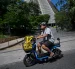 El repartidor de comida a domicilio Joao Paulo Teixeira, de 20 años, entrega un pedido para la aplicación 99Food en su bicicleta eléctrica en el centro de Río de Janeiro, Brasil, el 17 de abril de 2026.