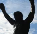 La estatua de Rocky Balboa en Filadelfia, intervenida por hinchas brasileños con una camiseta argentina durante el Mundial.
