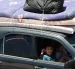 Libaneses con sus pertenencias huyen por la carretera de Sidón hacia Beirut tras los bombardeos israelíes que afectaron a pueblos del sur del Líbano, el 19 de junio de 2026.