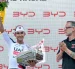 El ecuatoriano Jhonatan Narvaez en el podio después de ganar la tercera etapa de la Vuelta a Suiza.