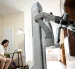 Esta fotografía, tomada el 21 de mayo de 2026, muestra un robot X Square organizando objetos en un estante en la casa de un cliente en Pekín.