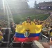 Fernando Pavón ondea la bandera de Ecuador en el estadio durante el Mundial.