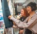 Mujeres haciendo compras en Medellín (Colombia).